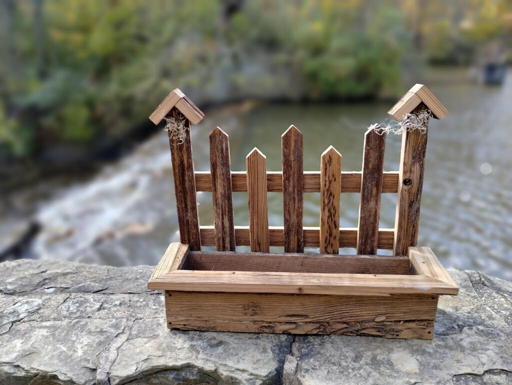 Flower Box w/Fence Brown